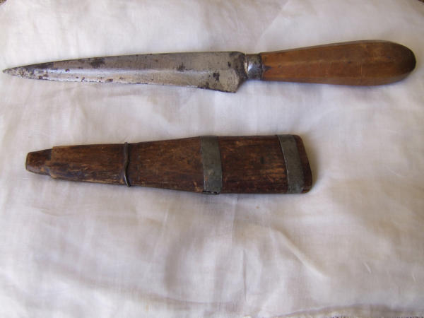 Coltello con astuccio